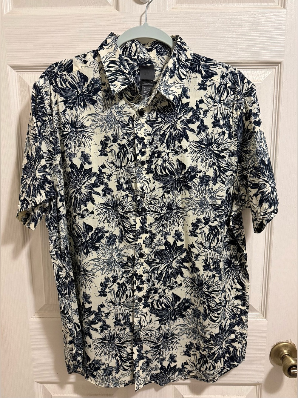 H&M men’s Navy Floral Short-Sleeve Button-Down on Cream